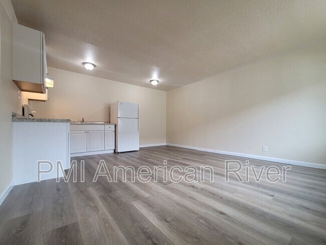 Building Photo - 1071 Santiago Ave