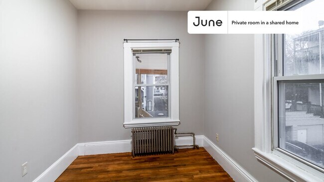 Foto del edificio - Private bedroom in 7 bed/2 bath Home