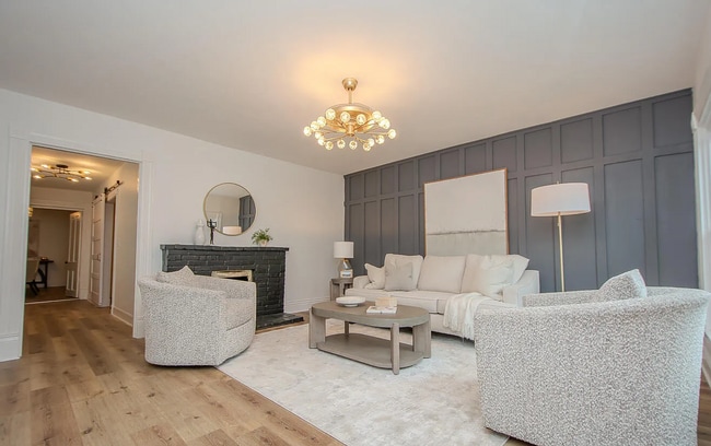 Building Photo - Updated & Beautiful 2 Bedroom Home with Pr...