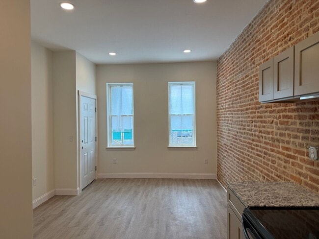 Building Photo - 463 S Prince St