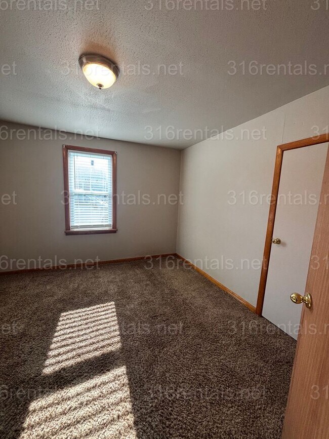 Foto del edificio - 2 bedroom 1 bath house available NOW!