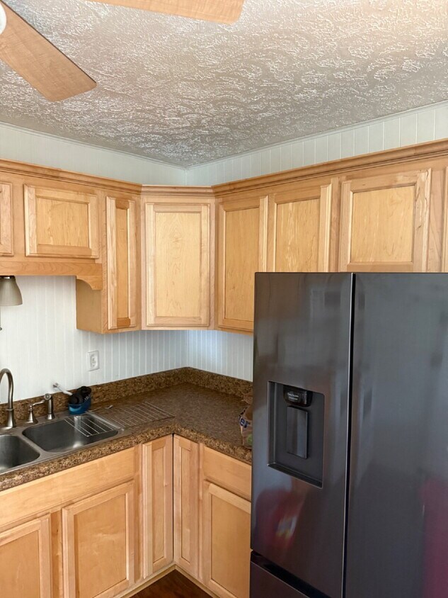 Foto del edificio - Townhome with two full baths one in each room for privacy plus a half bath downstairs for visitors.