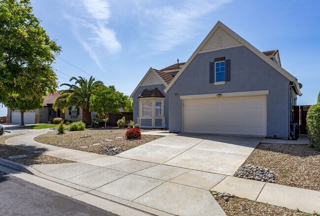 Building Photo - Gorgeous 4 Bedroom with SOLAR in Shadow Lakes!