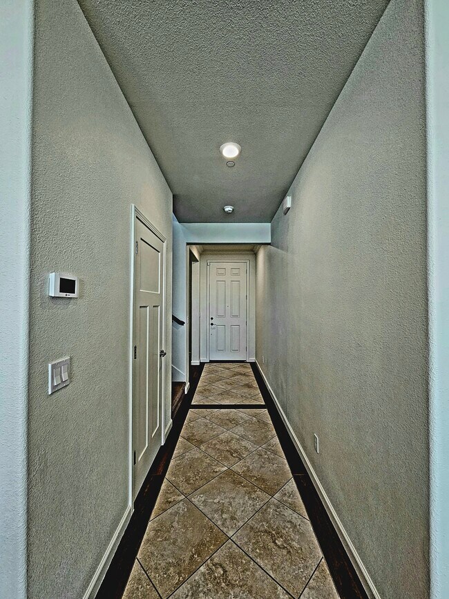 Building Photo - 8112 Avanti Dr