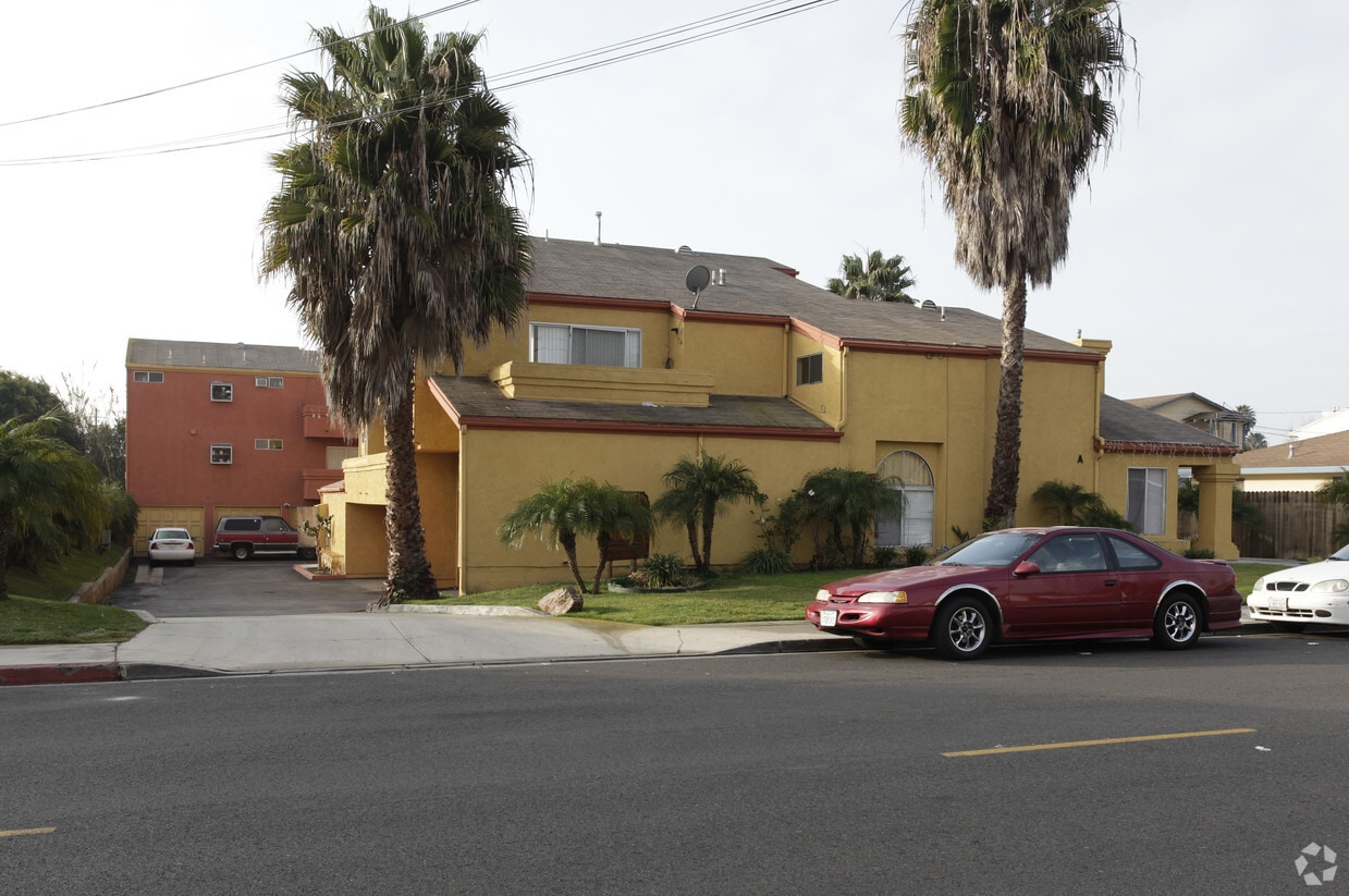 Hamilton Terrace Apartments in Costa Mesa, CA