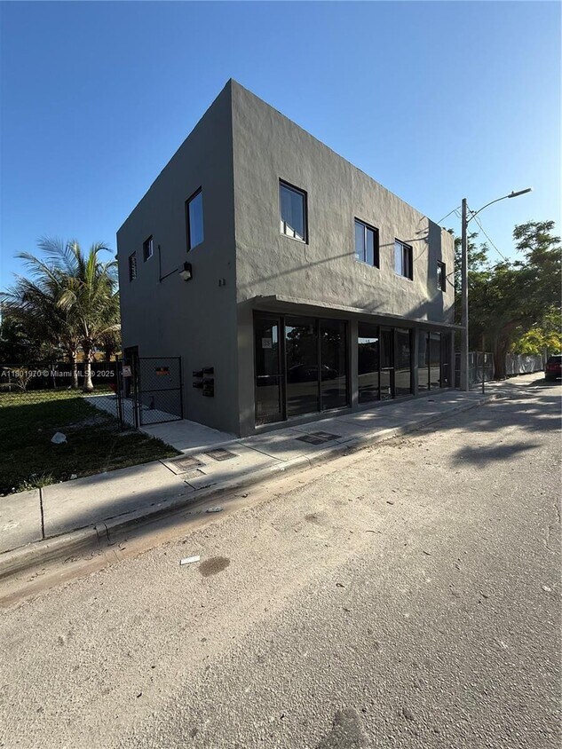 Primary Photo - 214 NW 11th St
