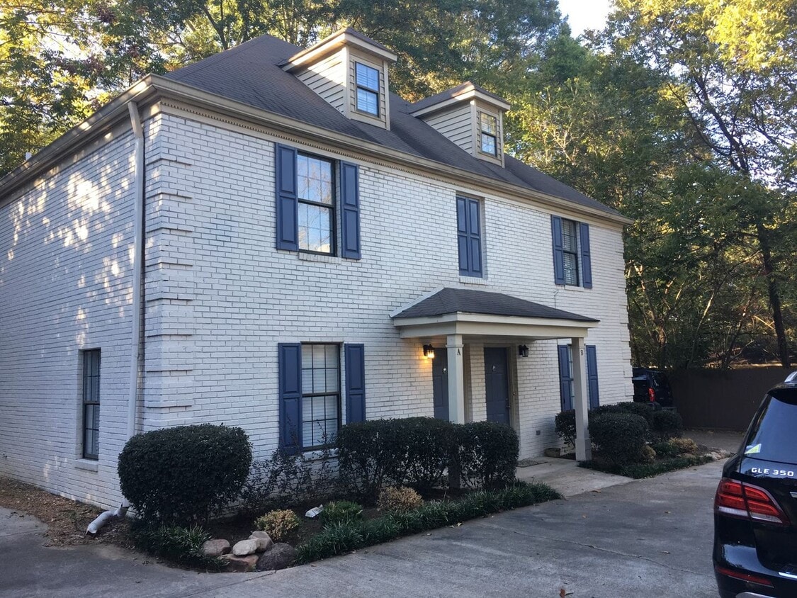 Walk to the Square! - Walk to the Square! Female college student in search of 2 roommates!