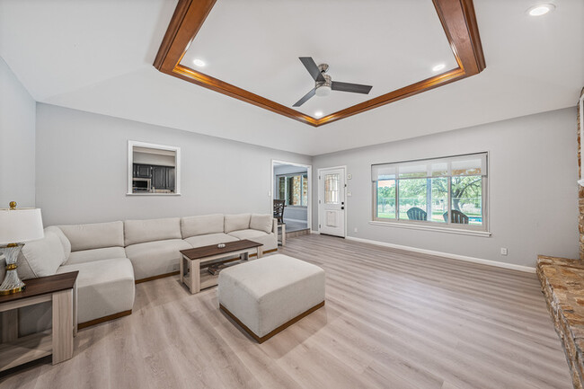 Foto del edificio - 2104 Mayfield Dr
