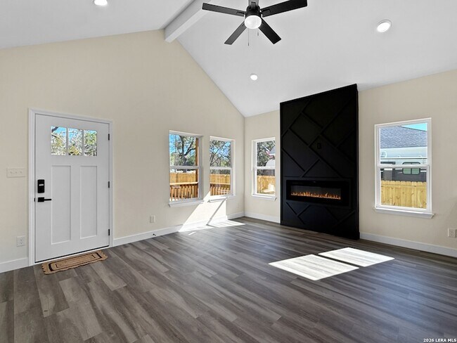 Foto del edificio - 656 Skyline Dr