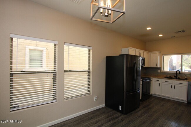 Foto del edificio - 6332 W Beverly Rd