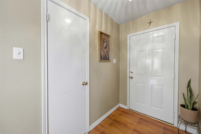 Foto del edificio - 6802 Cheshire Park Rd