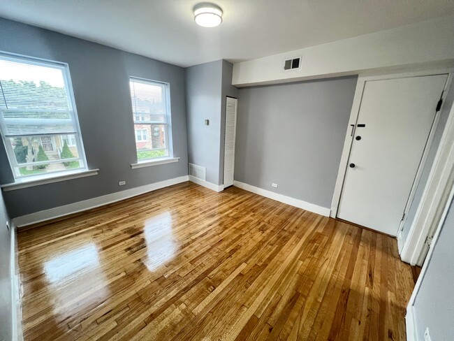 Building Photo - 2925 W 40th Pl