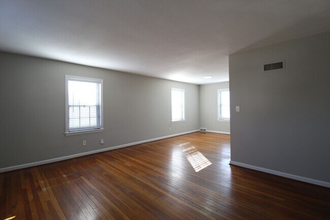 Foto del edificio - April FREE On This 2 Bedroom 1 Bath Duplex In The Waldo Area