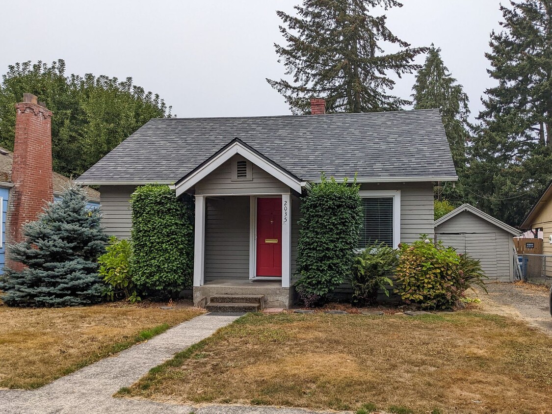 Primary Photo - Salem Home with Washer/Dryer Hookups and F...