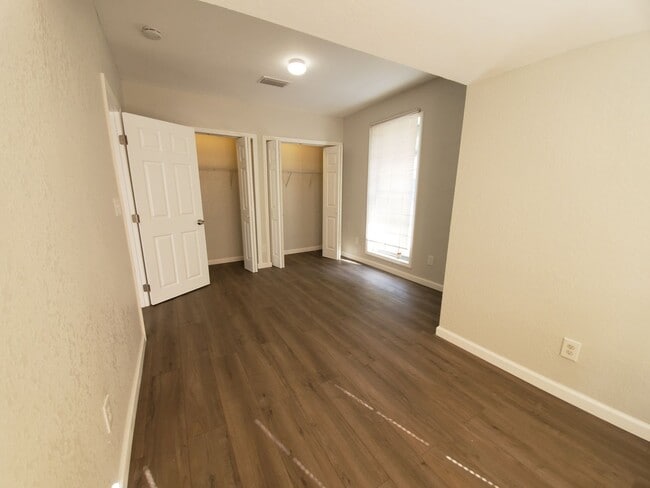 Building Photo - 2 Bedroom, 1 Bathroom Home with Yard - 7 M...