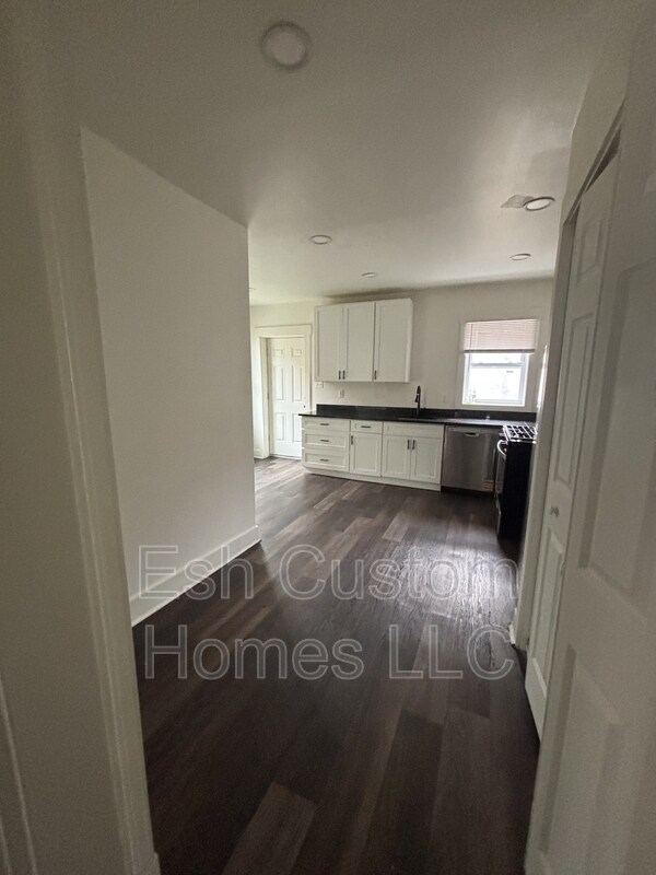 Building Photo - 28 Caroline St