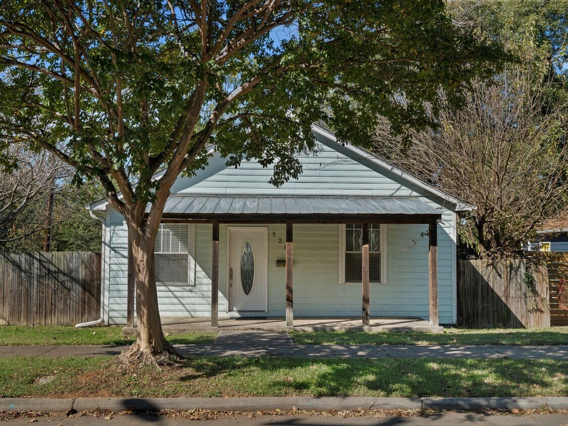 Primary Photo - 3 Bedroom/2 bath house close to Optimist H...