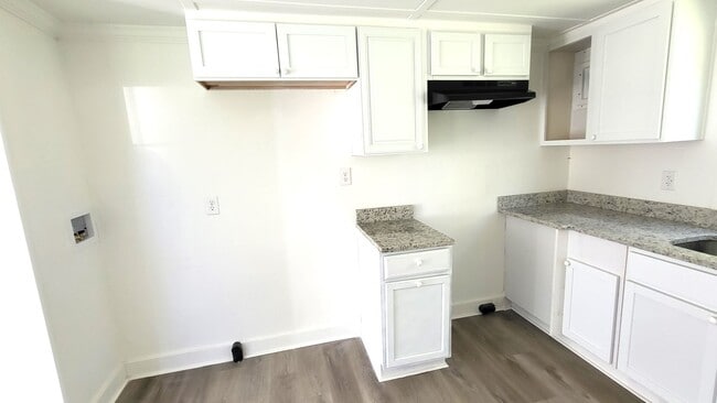 Building Photo - One Bedroom House Availalble for Rent in L...