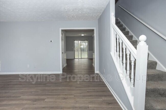 Foto del edificio - 121-133 Toby Springs Ln
