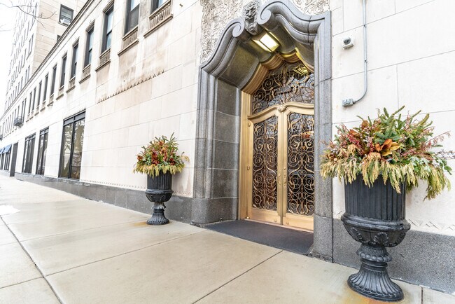 Foto del edificio - 2000 N Lincoln Park W