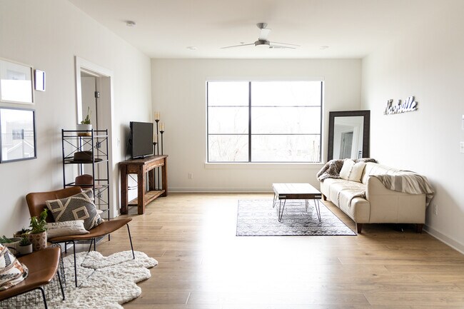 Living Room/Entrance - 1402 Pillow St