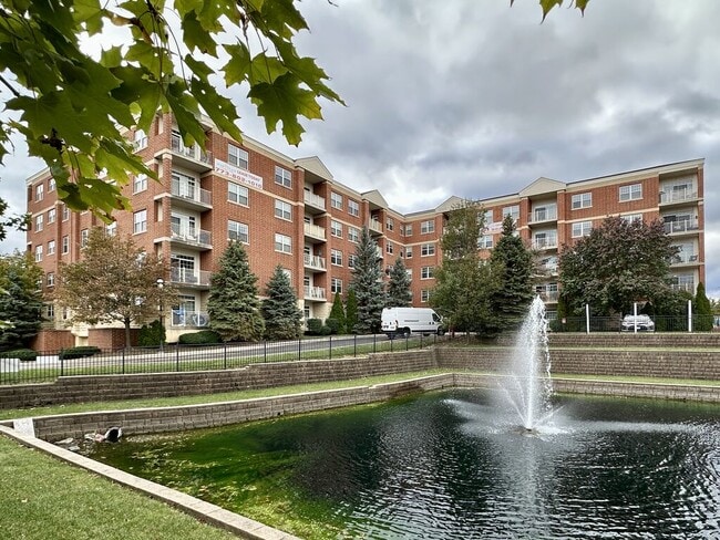Building Photo - 2 Itasca Place