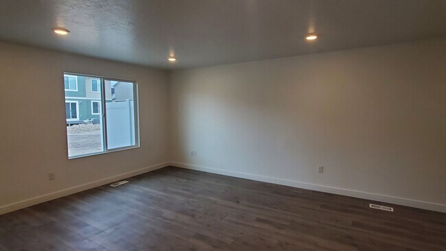 Building Photo - Like New 4 Bd 2.5 Ba Townhome