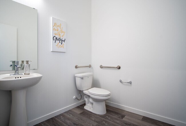 Building Photo - Modern 3BR/3.5BA Townhouse with Rooftop - Views of Downtown!