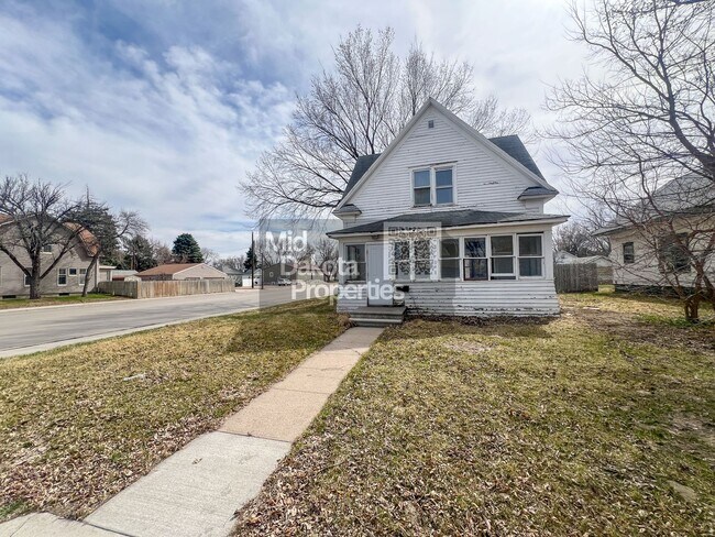 Foto del edificio - 401 W 11th-3 Bedroom House