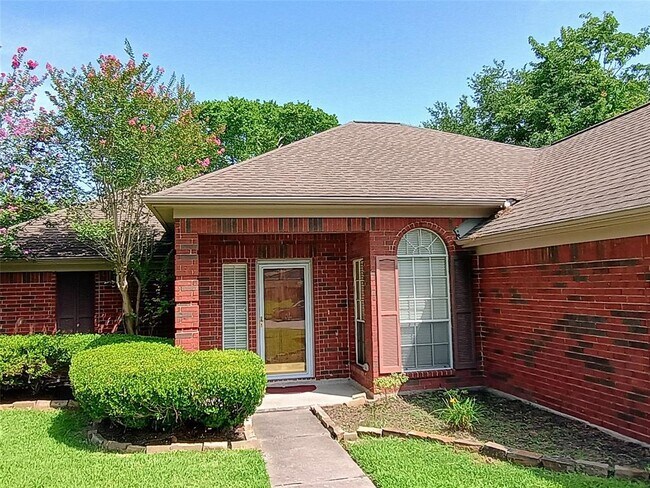 Foto del edificio - 3821 Pin Oak Dr N