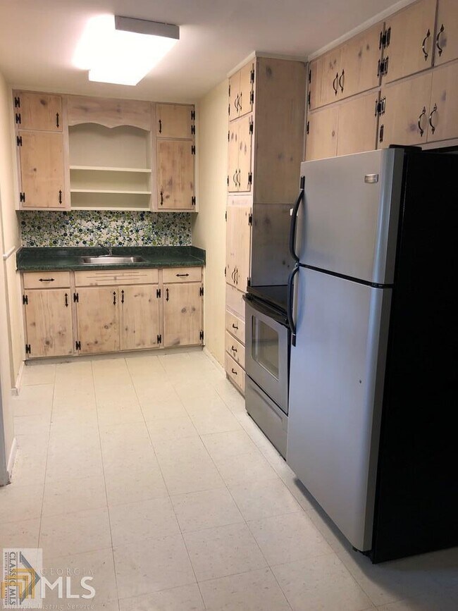 Building Photo - 127 Pineview Dr