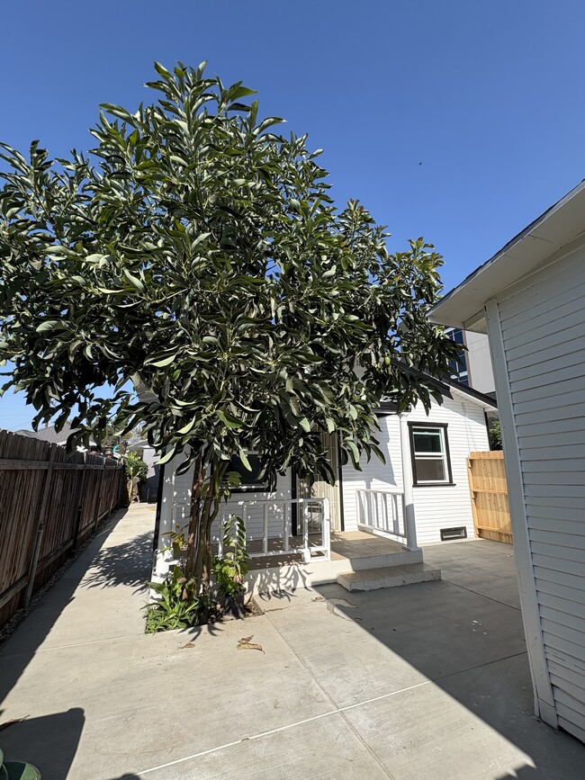 Building Photo - 1621 1/2 S Berendo St
