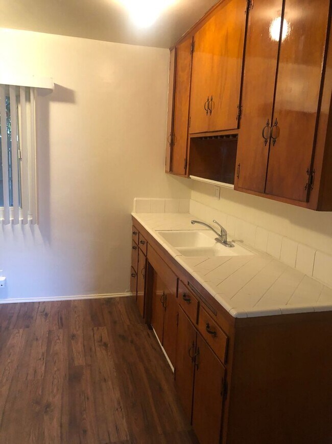 Building Photo - Cute 2 Bedroom + Storage room  in Ontario-...