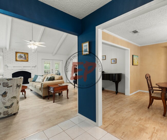 Building Photo - 712 Willow Creek Dr