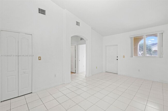 Building Photo - 1658 SE 28th Ct
