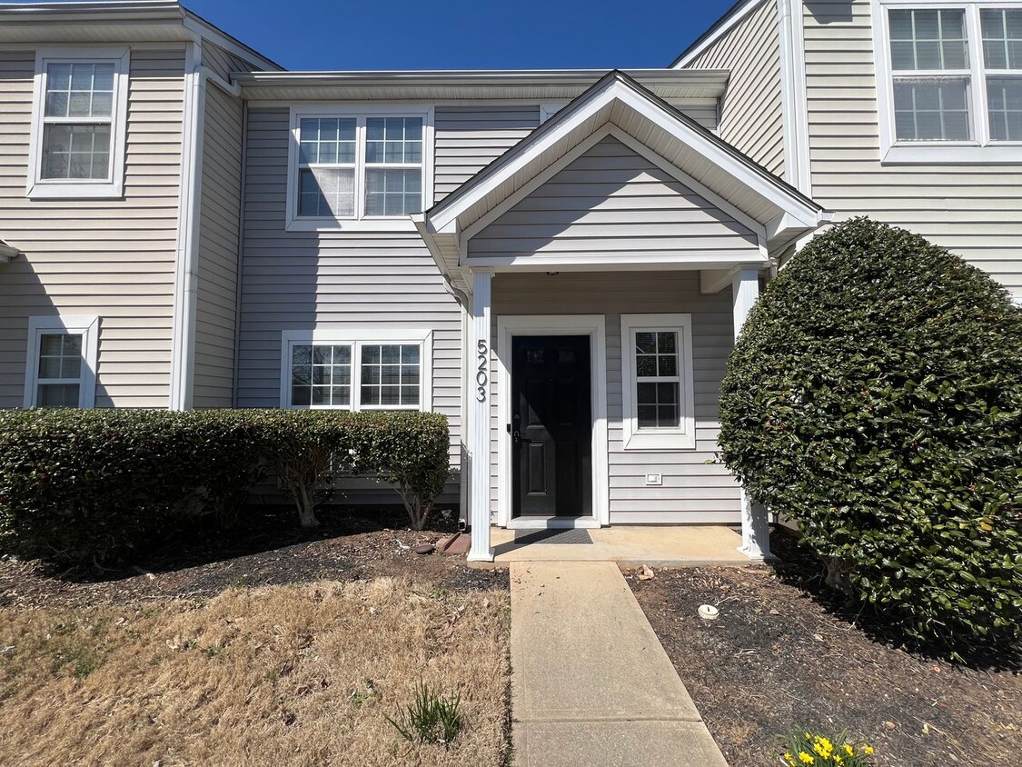 Foto principal - Charming 2BD, 2.5BA Raleigh Townhome in an...