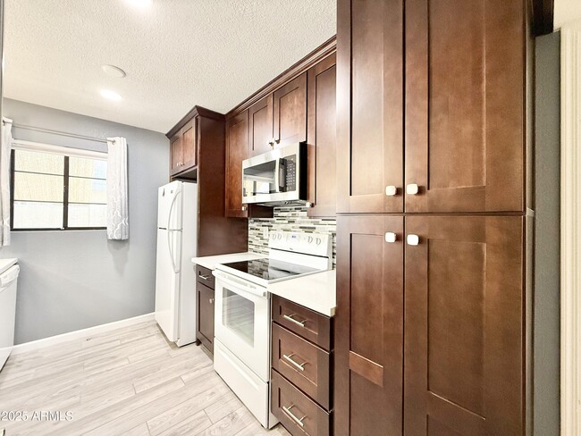 Building Photo - 533 W Guadalupe Rd