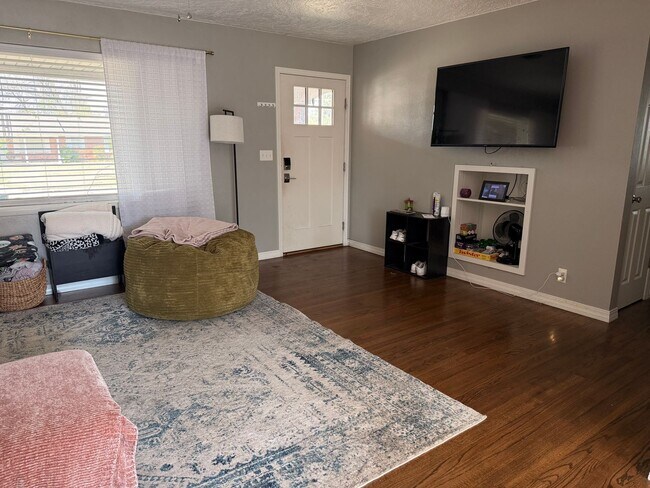 Building Photo - PRELEASING (3) Bed/(1.5) Bath in Core Norman Avail Late May!