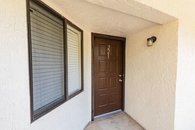 Building Photo - 2037 San Marcos Dr, Unit 221