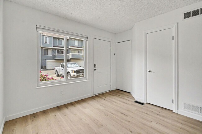 Foto del edificio - Spacious 2 Bed 2.5 Bath with a finished basement in the heart of Bear Creek
