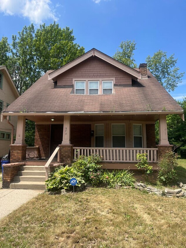 Foto principal - Section 8 Accepted! Spacious Newly Renovat...