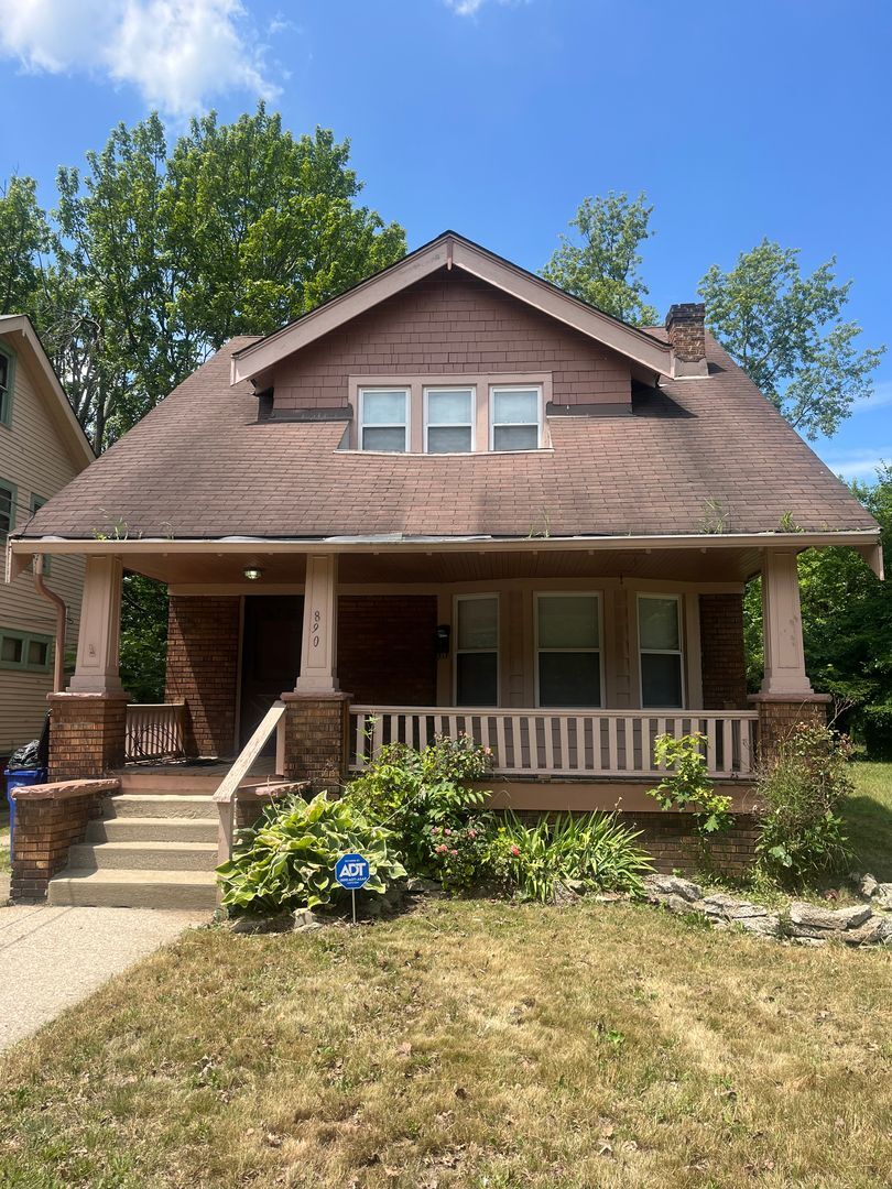890 E 143rd St Cleveland, OH 44110 – photo 1