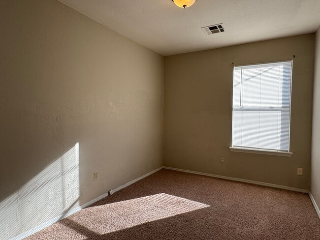 Building Photo - 2514 SW B Ave