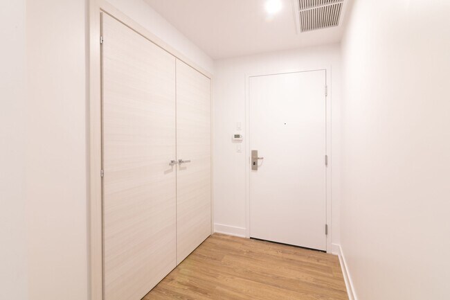 Building Photo - 30 Bd Saint-Joseph E