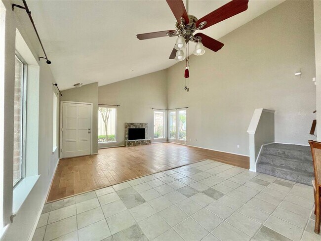 Foto del edificio - 7854 Green Lawn Dr