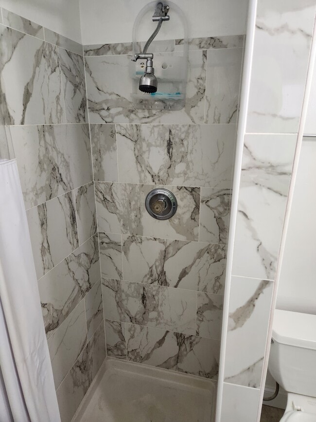 Building Photo - 185 Thames St