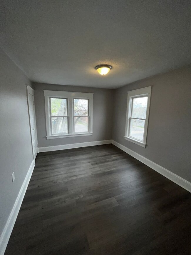 Building Photo - 105 2nd St