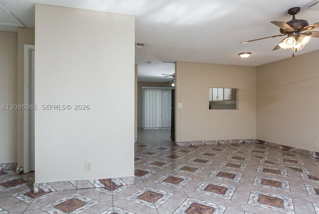 Foto del edificio - 5990 Ithaca Cir W