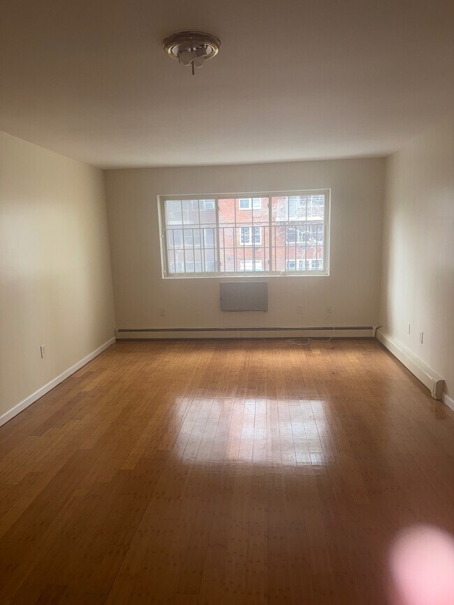 Foto del edificio - XX48 Olinville Ave