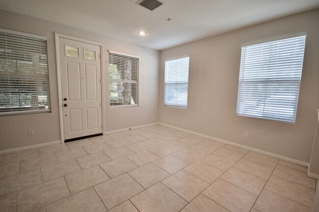 Foto del edificio - Charming 3-Bedroom Irvine Condo with Attac...